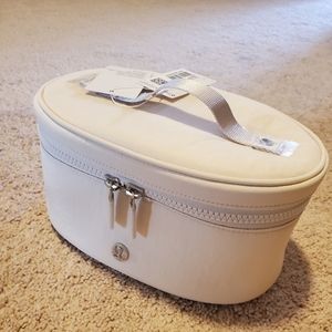 Lululemon Oval top access kit in white opal